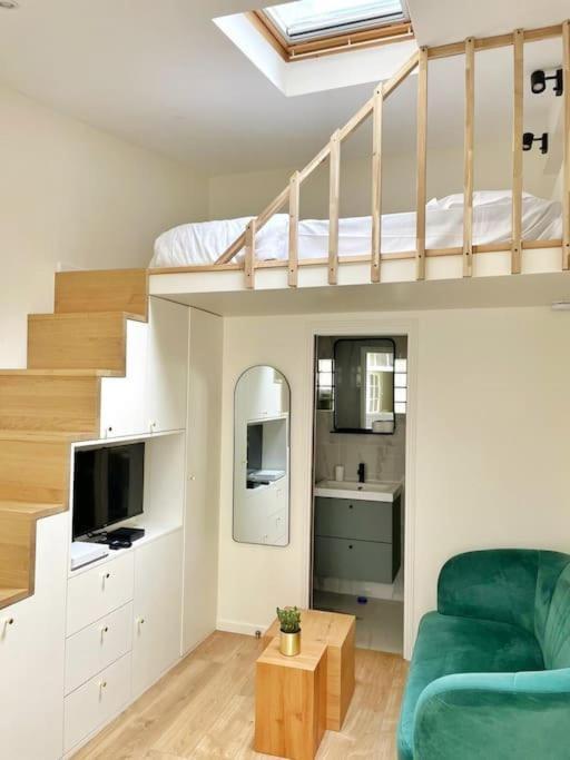 Superb And Design Near The Eiffel Tower