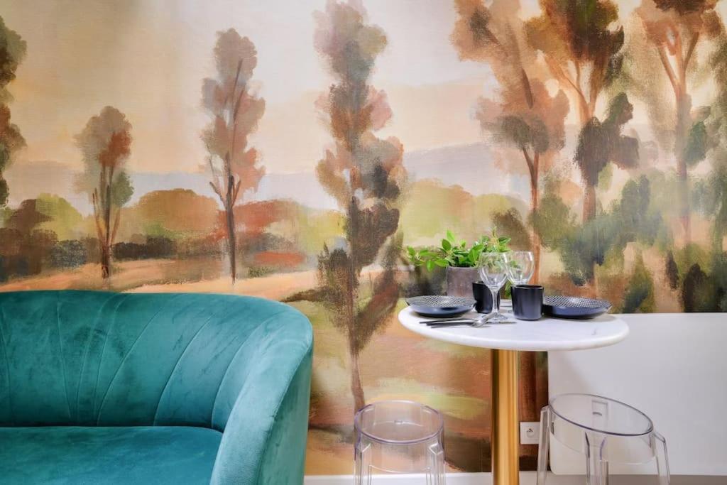 Superb And Design Near The Eiffel Tower Parijs