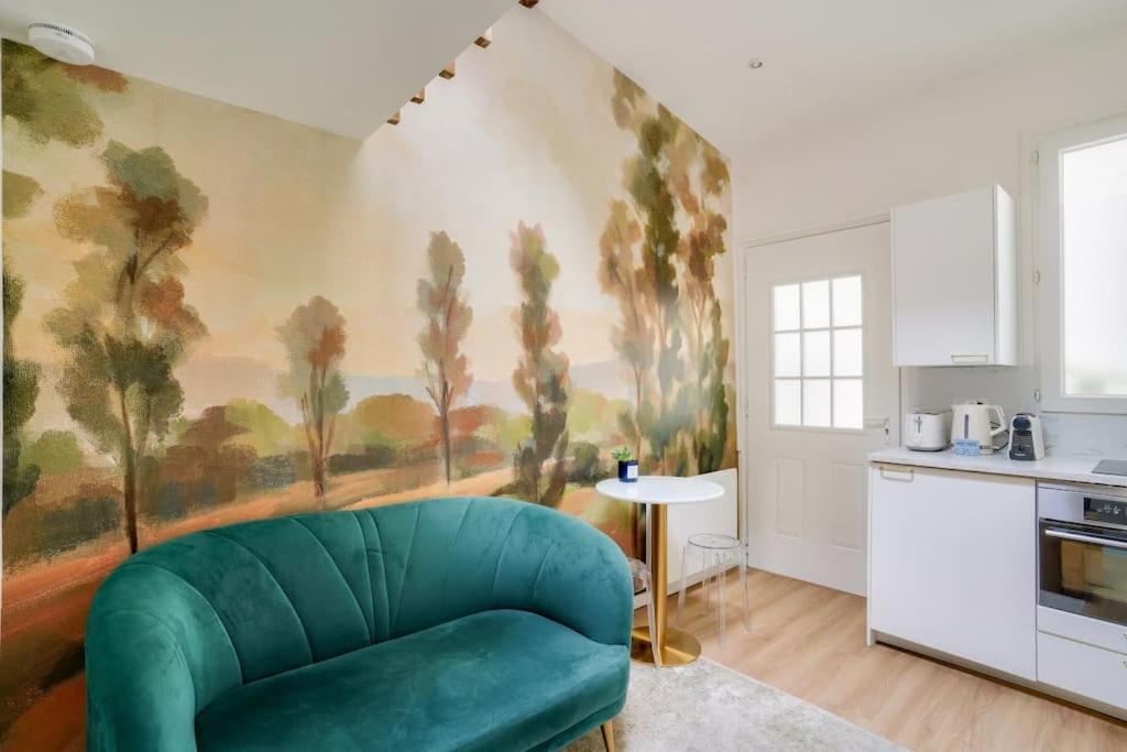Superb And Design Near The Eiffel Tower *