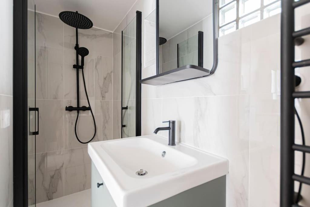 Superb And Design Near The Eiffel Tower Parijs