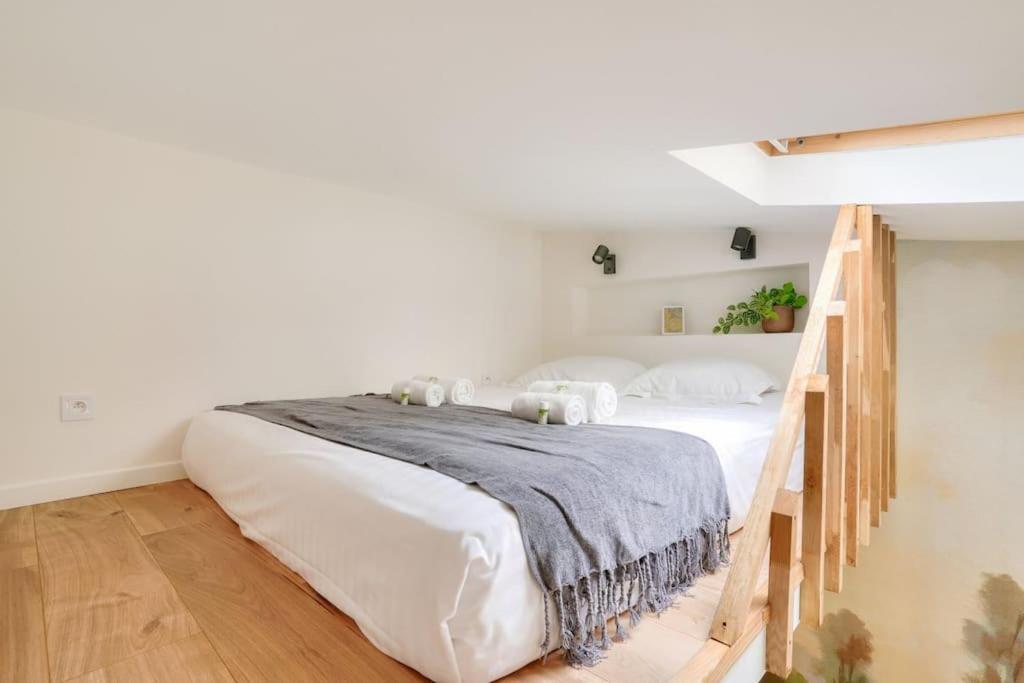 Superb And Design Near The Eiffel Tower