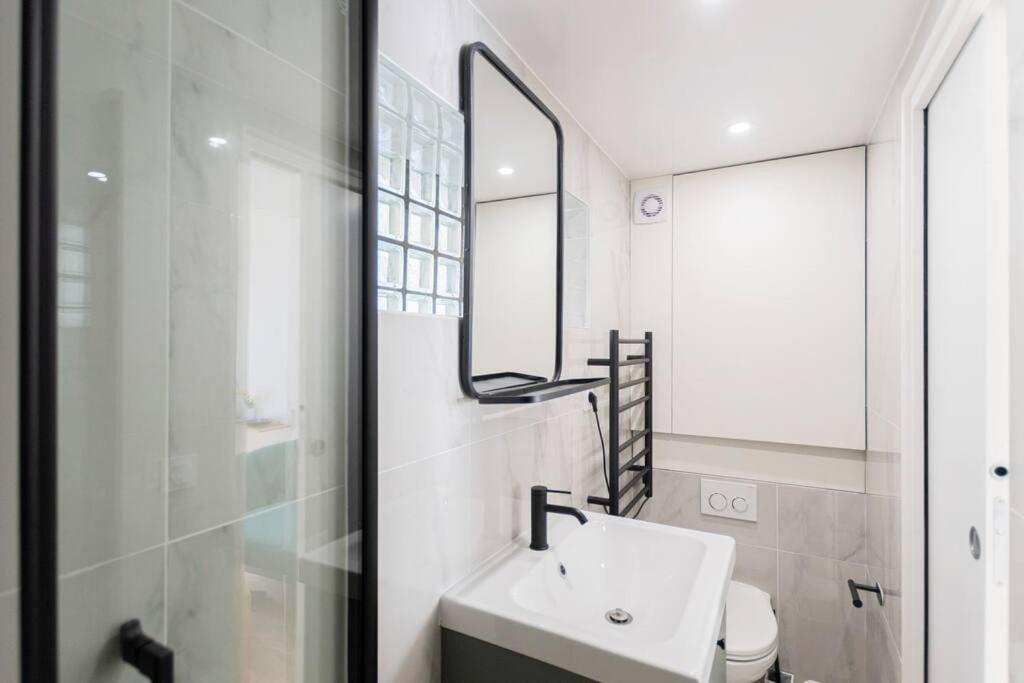 Superb And Design Near The Eiffel Tower Parijs