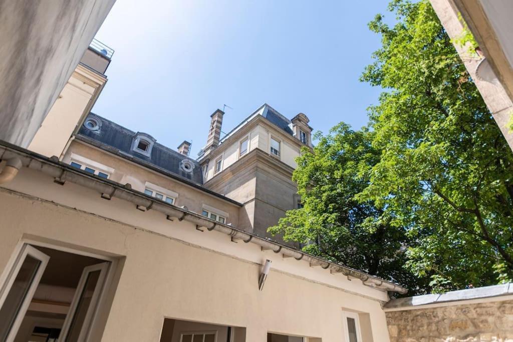 Superb And Design Near The Eiffel Tower Parijs